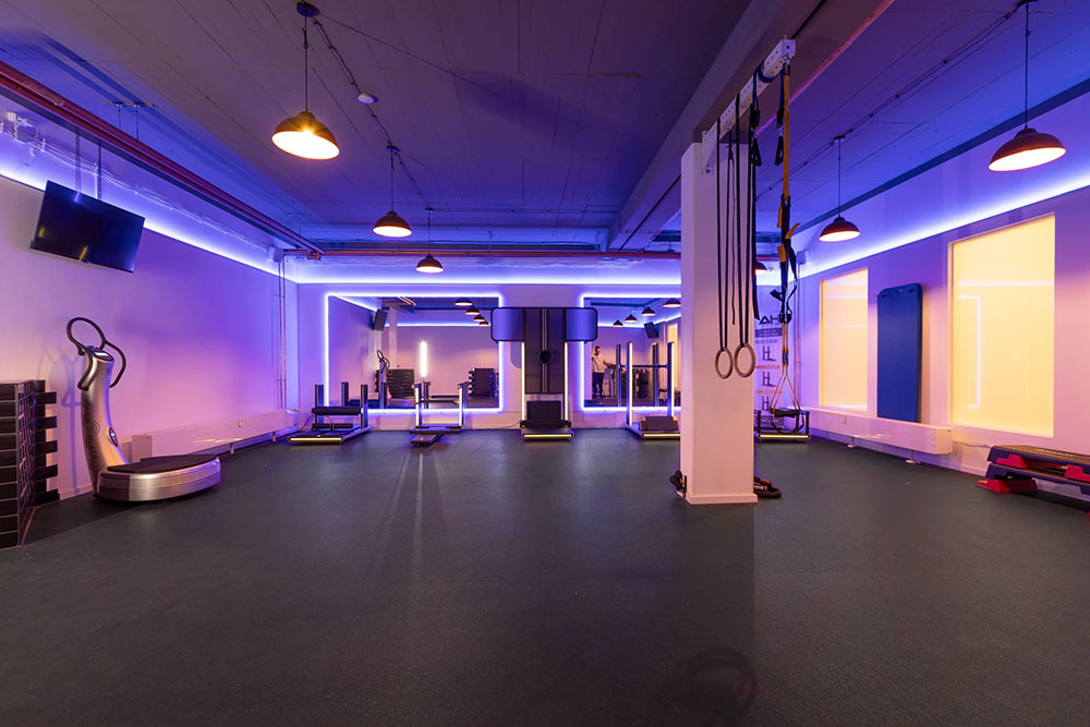 Ein Raum mit Fitnessgeräten