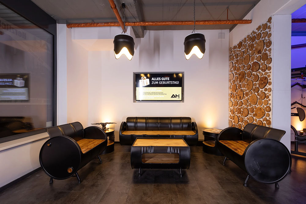 Eine Lounge mit Sofa