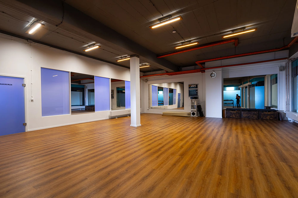 Fitnessstudio Kursraum für Yoga und Pilates