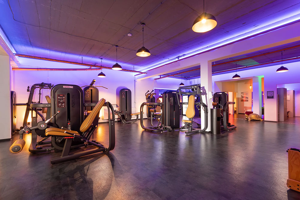 Ein Raum mit Sportgeräten