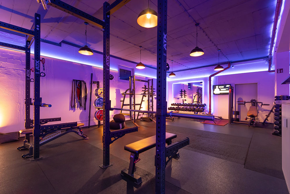 Ein Raum mit Hanteln