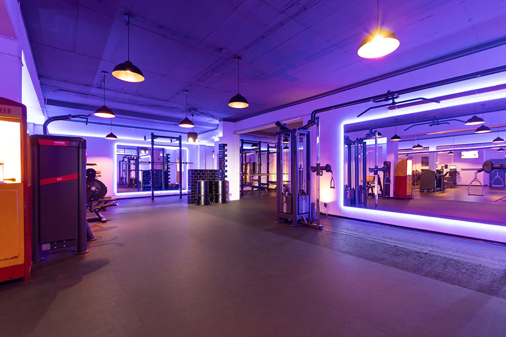 Ein großer Raum mit einem Seilzug